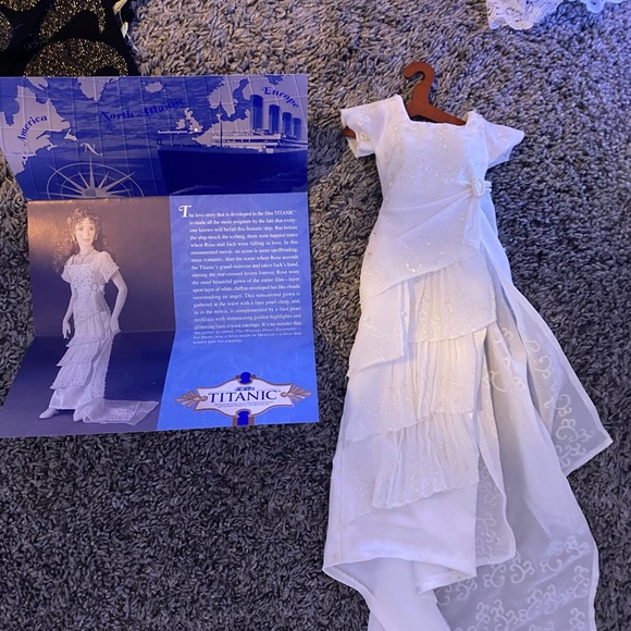 Franklin Mint Titanic Rose collection with trunk and full wardrobe - Picture 15 of 17